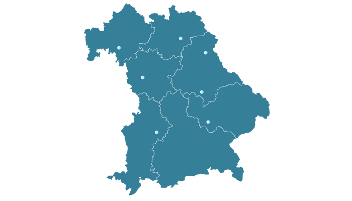 Bayernkarte mit Regierungsbezirken und Standortmarkierungen für Ansbach, Augsburg, Bayreuth, Landshut, Regensburg, Weiden und Würzburg
